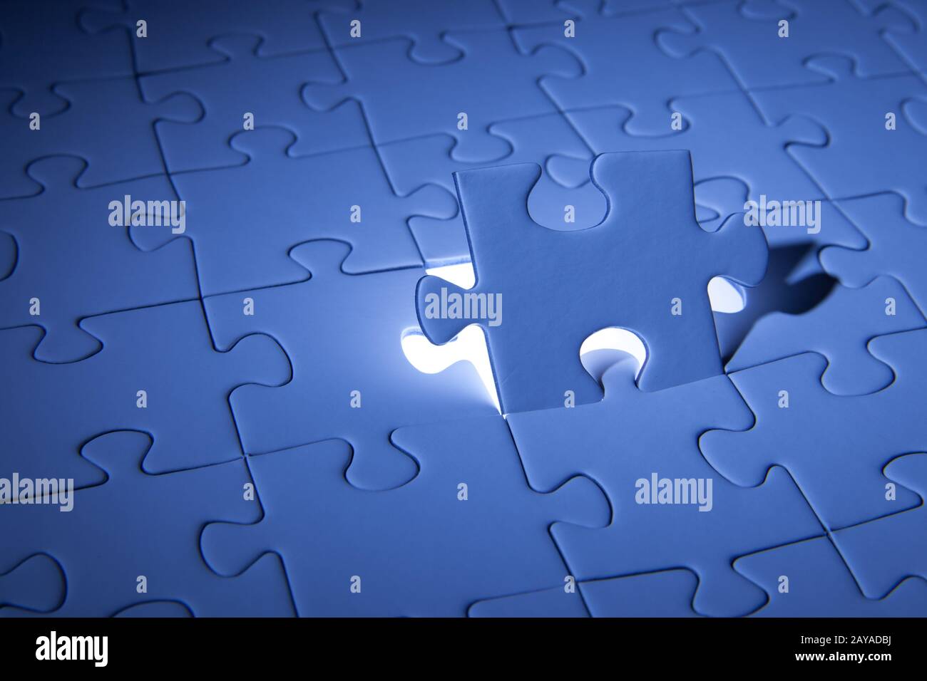 Blue puzzle. Soluzioni aziendali, risolvere problemi,scienza tecnologia e team building concept. Foto Stock