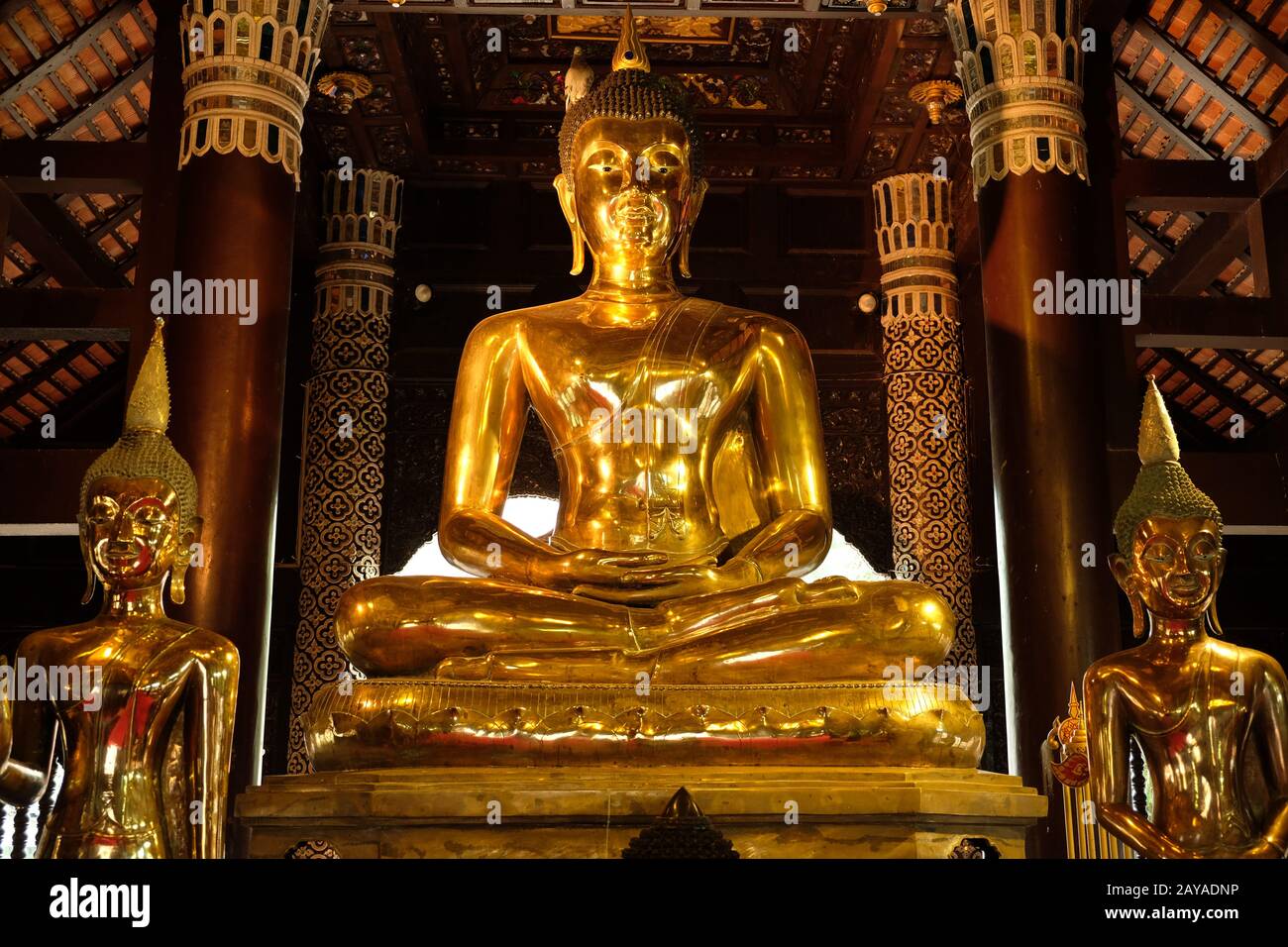 Chiang mai Thailandia - Tempio Chiang Man sala di meditazione con statue di Buddha Foto Stock