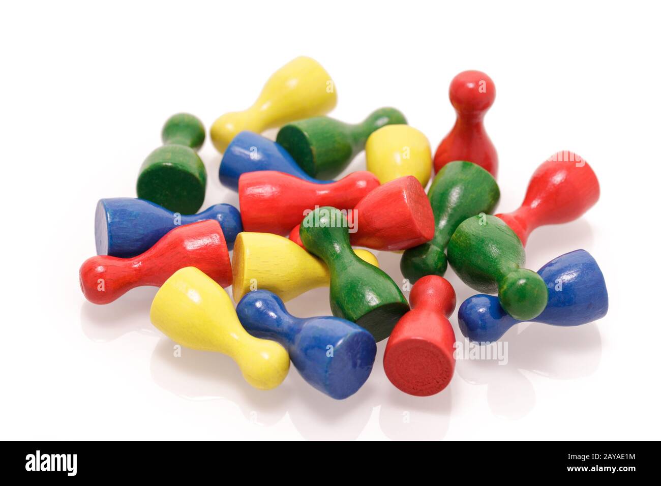 Un mucchio di legno colorato gioco di figure isolate su sfondo bianco. Giocattoli di gioco, la società e il lavoro di squadra concetto. Foto Stock