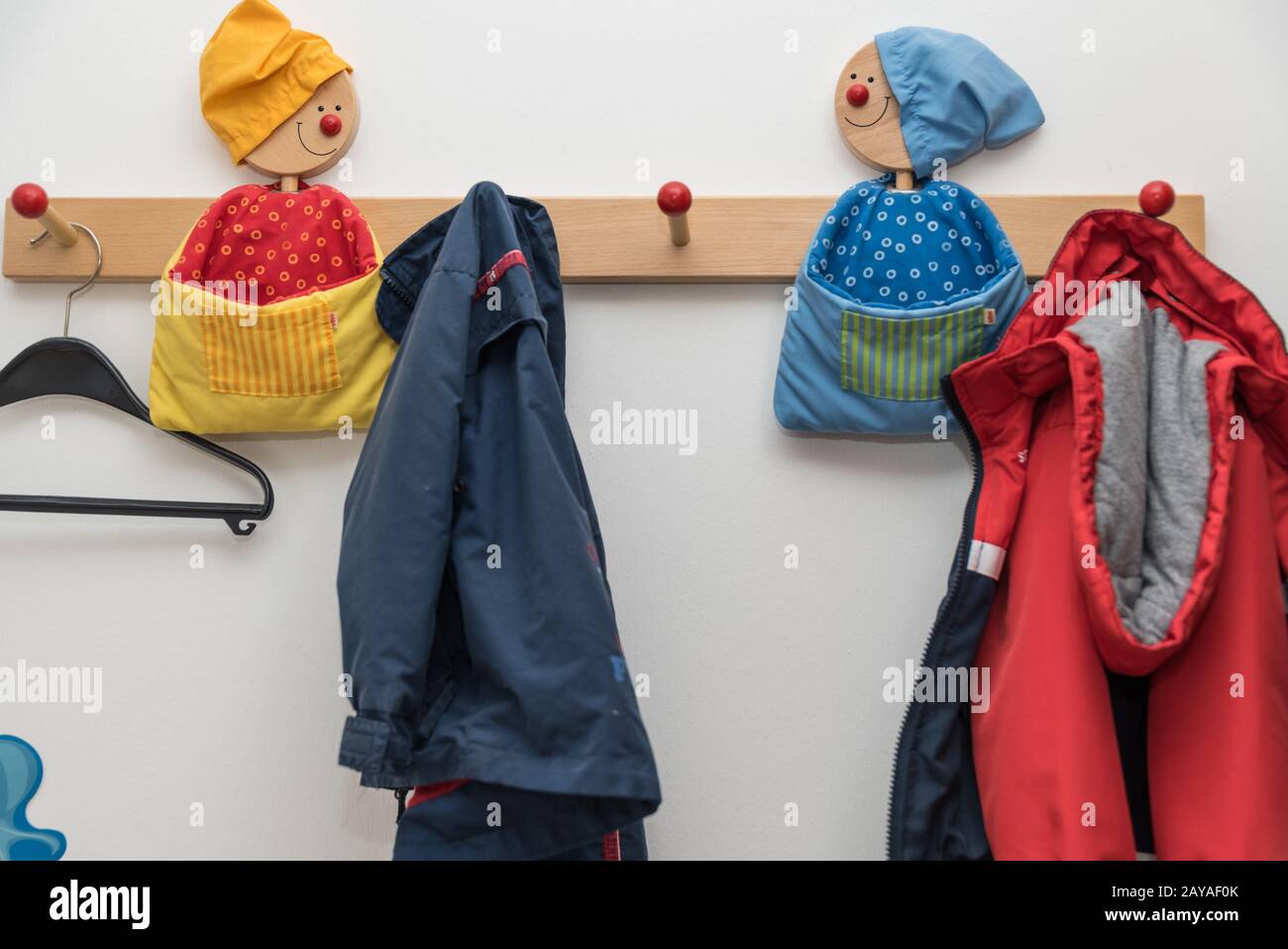 La bambina è seduta in un armadio con i bambini del dipartimento. Sistema  di storage per i bambini le cose Foto stock - Alamy