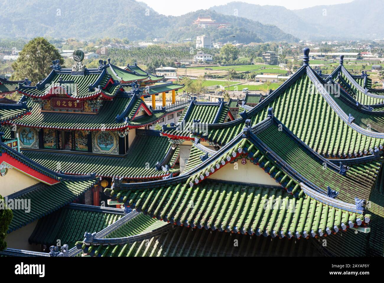 Tetti colorati del palazzo nel Tempio di Baohu Dimu Foto Stock