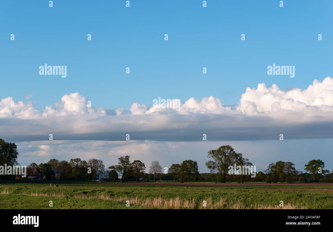 nuvole pioggia si raccolgono nel cielo Foto Stock