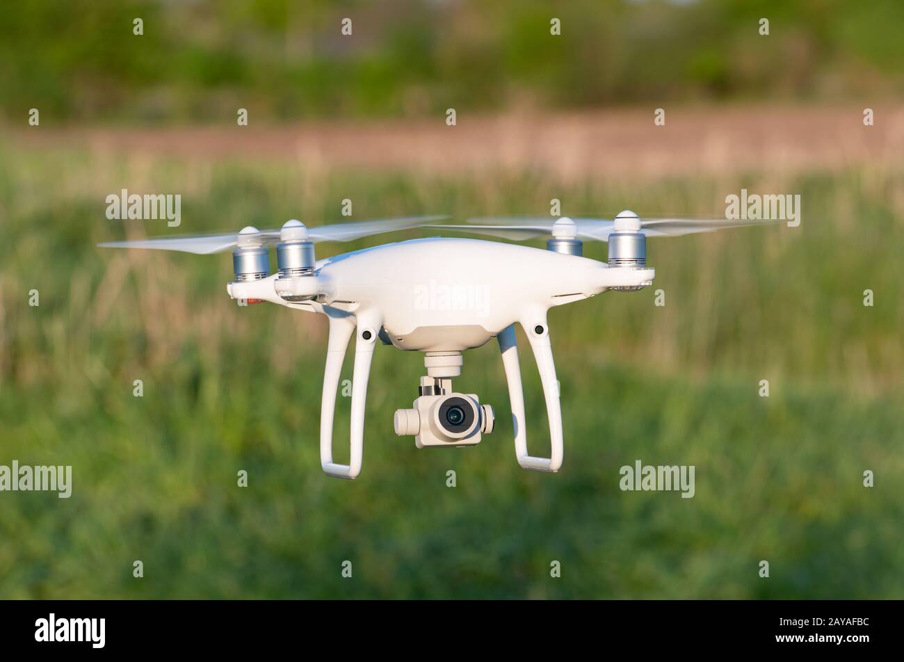 Il drone vola in campagna e sui campi Foto Stock