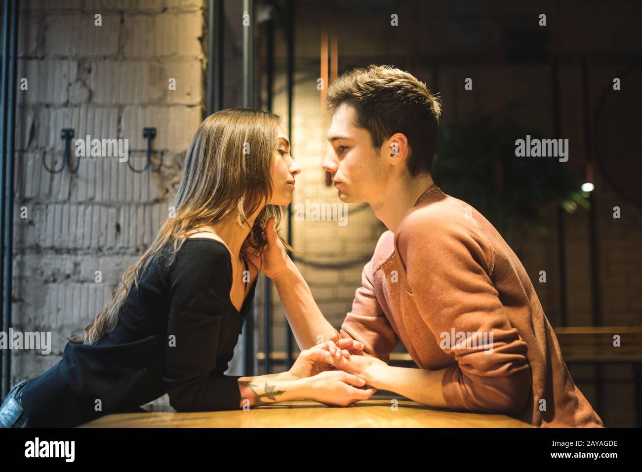 Tema amore e vacanza San Valentino. Coppia di studenti universitari insieme in Caucasian eterosessuali amanti inverno all'interno del ca Foto Stock