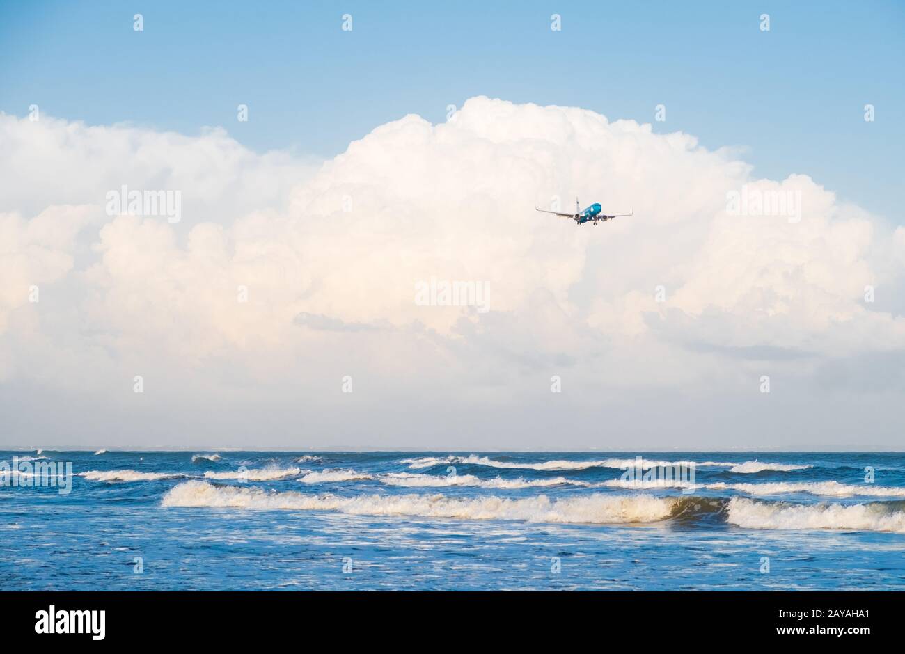 Elal Israel Airlines Boeing 737-800 vola nelle nuvole bianche e nel cielo blu, atterrando all'aeroporto internazionale di Larnaca Foto Stock