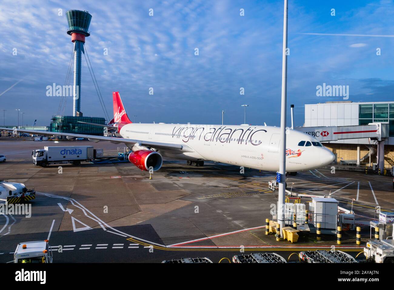 Londra, Regno Unito - Febbraio 2020: Virgin Atlantic Aircraft sulla pista dell'aeroporto di Londra Heathrow. Foto Stock