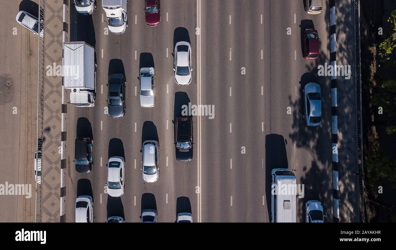 Top down vista aerea del traffico urbano jam Rush Hour autostrada. Foto Stock