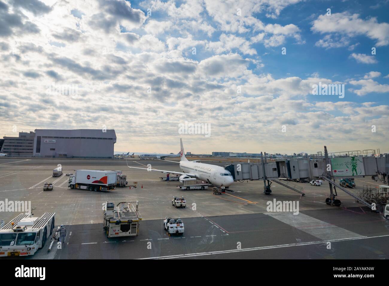 Tokyo, Giappone - Febbraio 2020 : Tokyo Haneda International Airport Runway. L'aeroporto di Tokyo Haneda è uno degli aeroporti più trafficati del mondo. Foto Stock