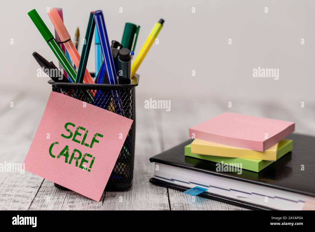 Scrittura a mano di testo Self Care. Concetto che significa pratica di agire per preservare o migliorare le proprie apparecchiature di scrittura sanitaria a Foto Stock