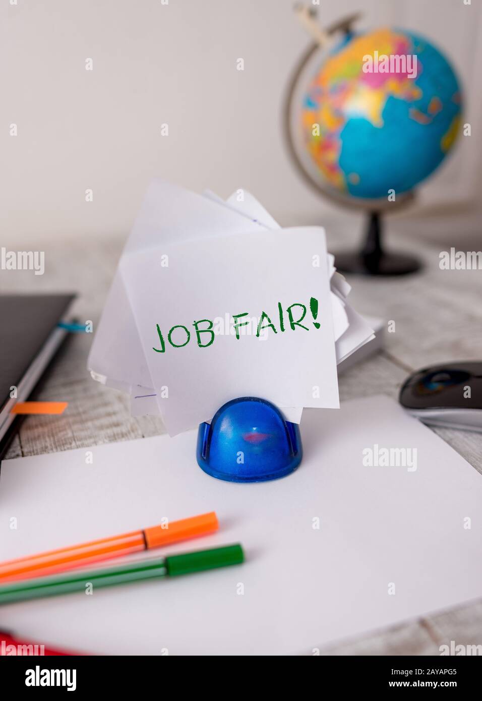 Testo di scrittura di parole Job Fair. Concetto di affari per evento in cui i reclutatori di datori di lavoro danno le informazioni ai dipendenti stazionari un Foto Stock