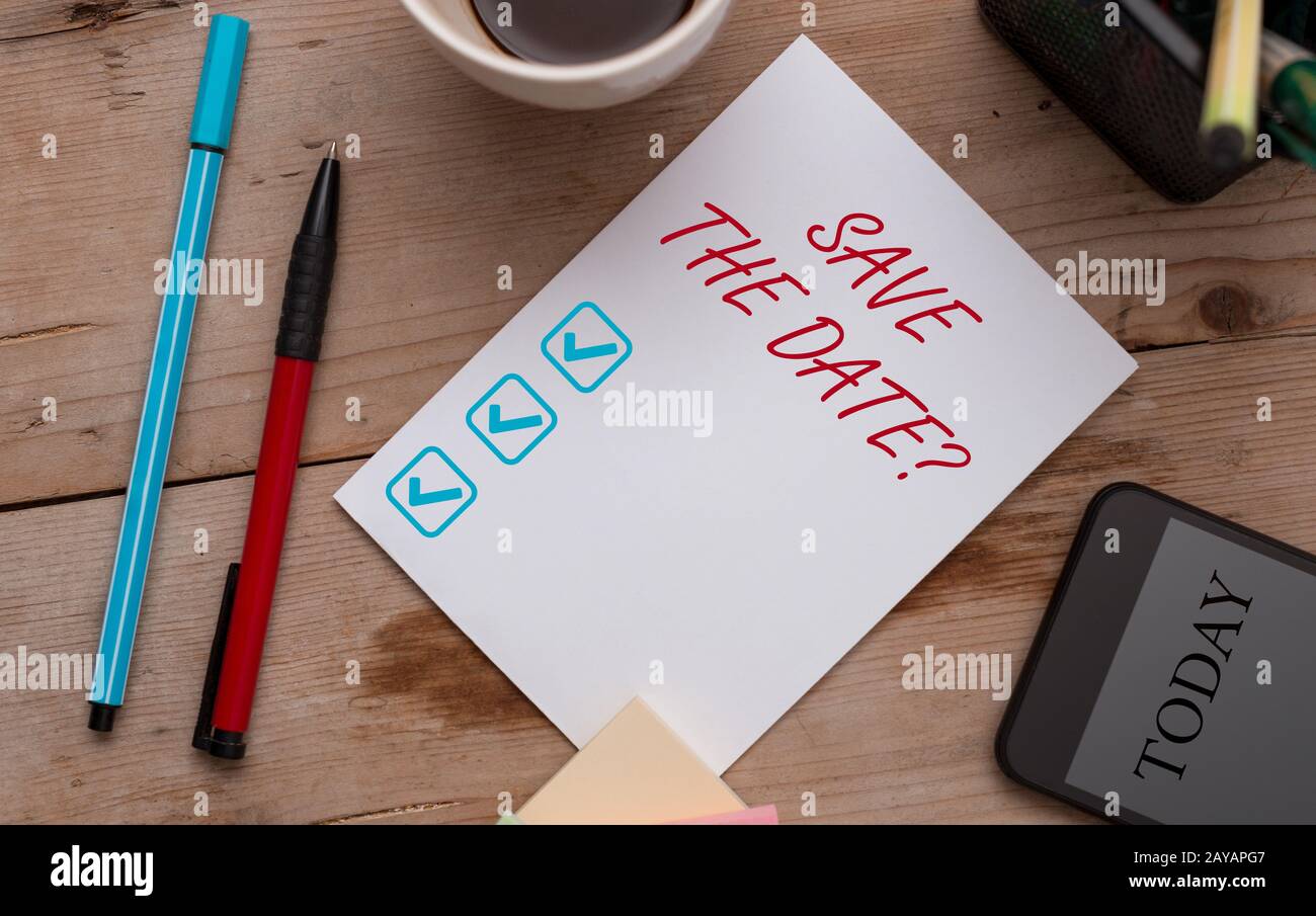 Nota di scrittura che mostra Salva la data domanda. Foto di affari che mostra chiedendo a qualcuno di ricordare giorno o tempo specifico di legno ta Foto Stock