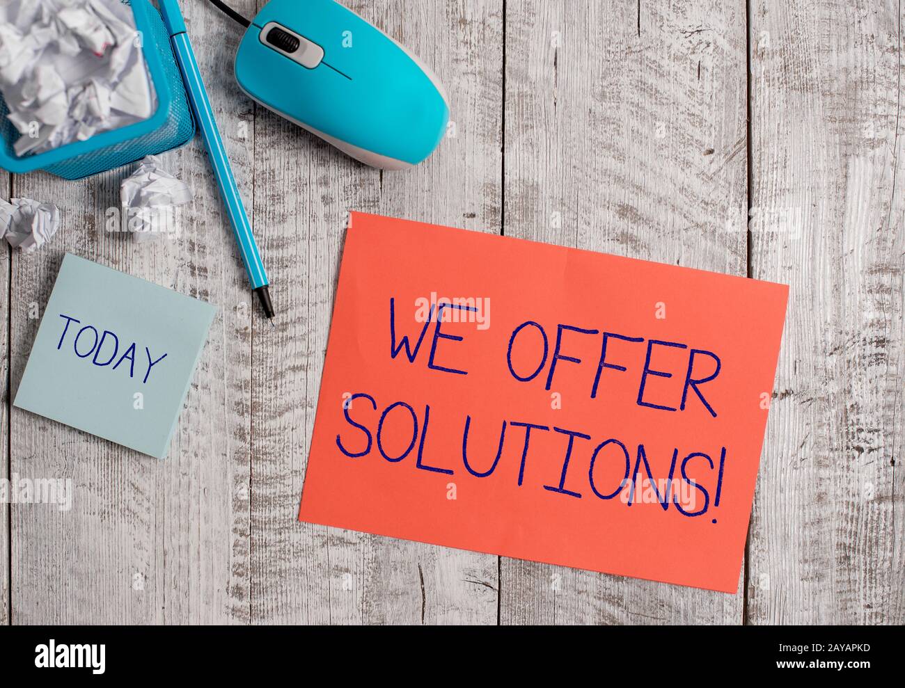 Testo per la scrittura di parole Offriamo soluzioni. Concetto di business per il modo di risolvere il problema o affrontare situazioni difficili. Foto Stock