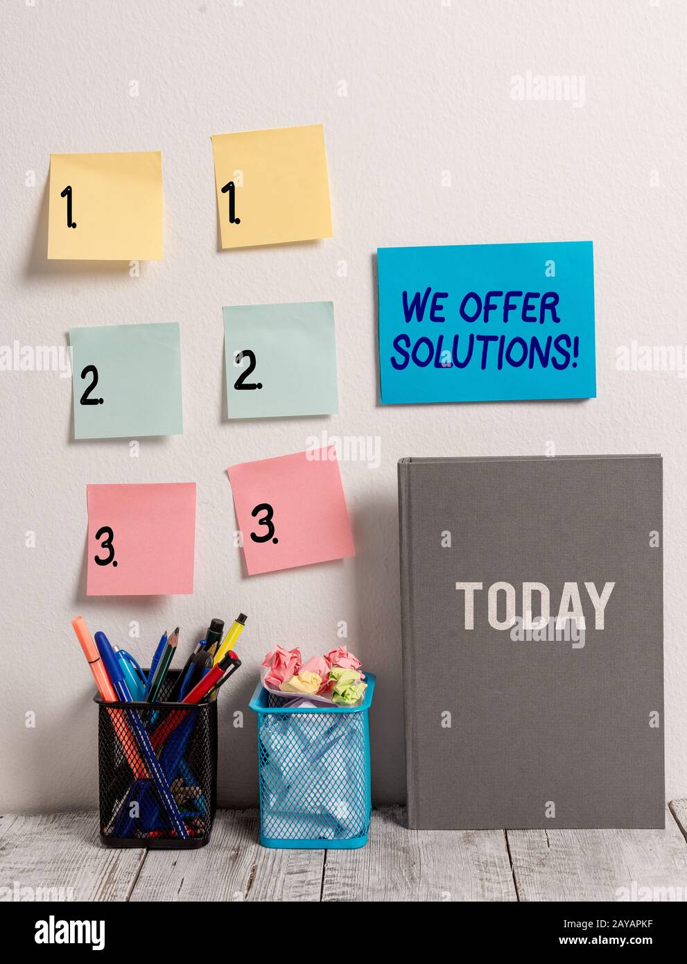 Cartello con la scritta We Offer Solutions. Modo di fotografare concettuale per risolvere il problema o affrontare situazioni difficili. Foto Stock