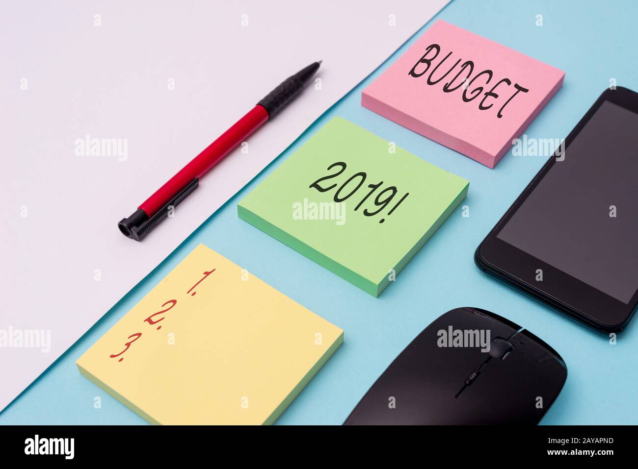 Testo per la scrittura di parole bilancio 2019. Concetto di business per la stima delle entrate e delle spese dell'esercizio in corso Note e stationa Foto Stock