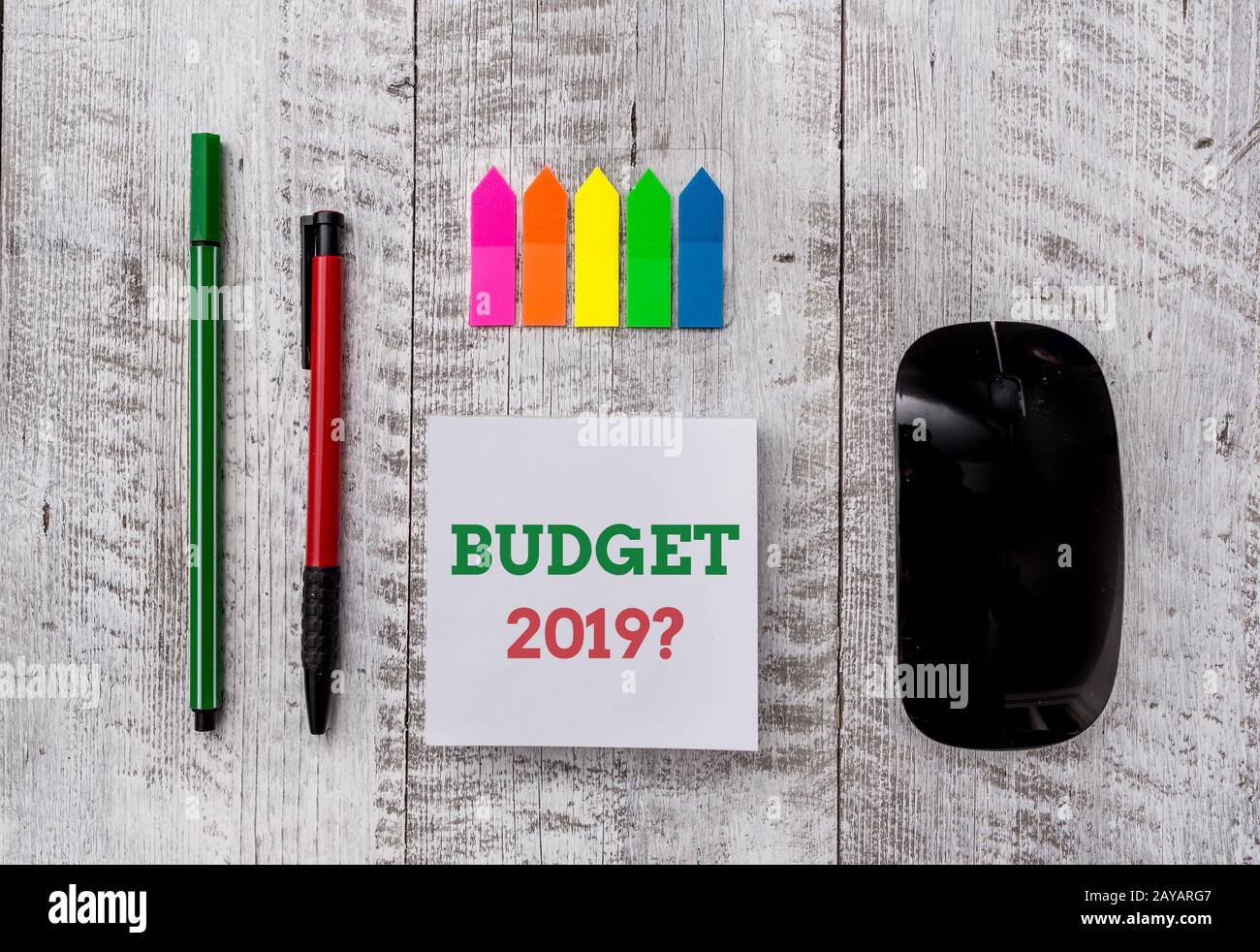 Scrittura a mano testo scrittura bilancio 2019 domanda. Concetto che significa stima delle entrate e delle spese per il prossimo anno stazionario e c Foto Stock