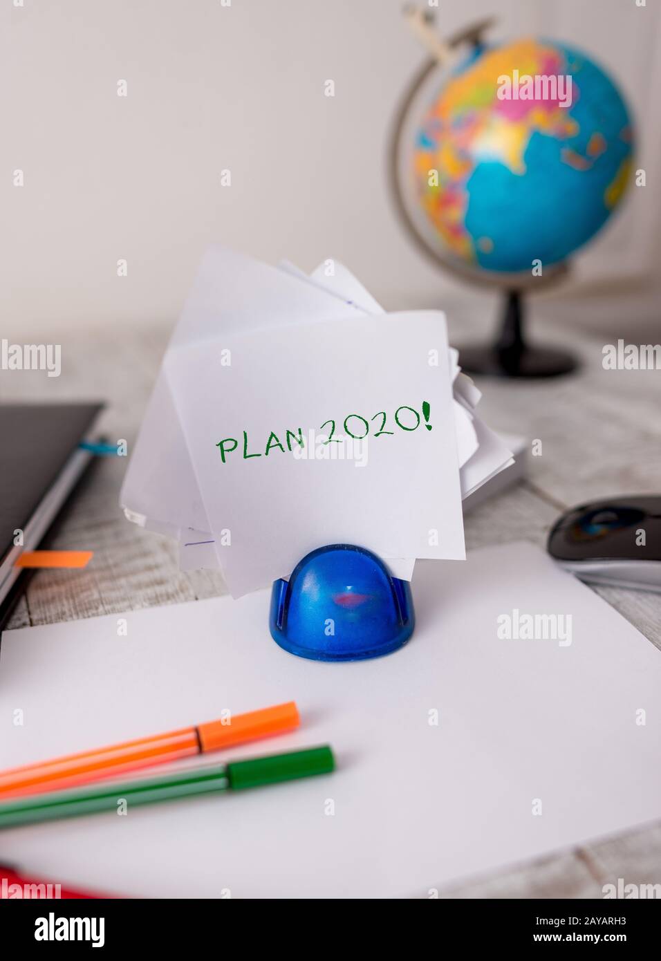 Scrittura di testi piano 2020. Concetto di affari per la proposta dettagliata per fare o realizzare qualcosa il prossimo anno stazionario e co Foto Stock