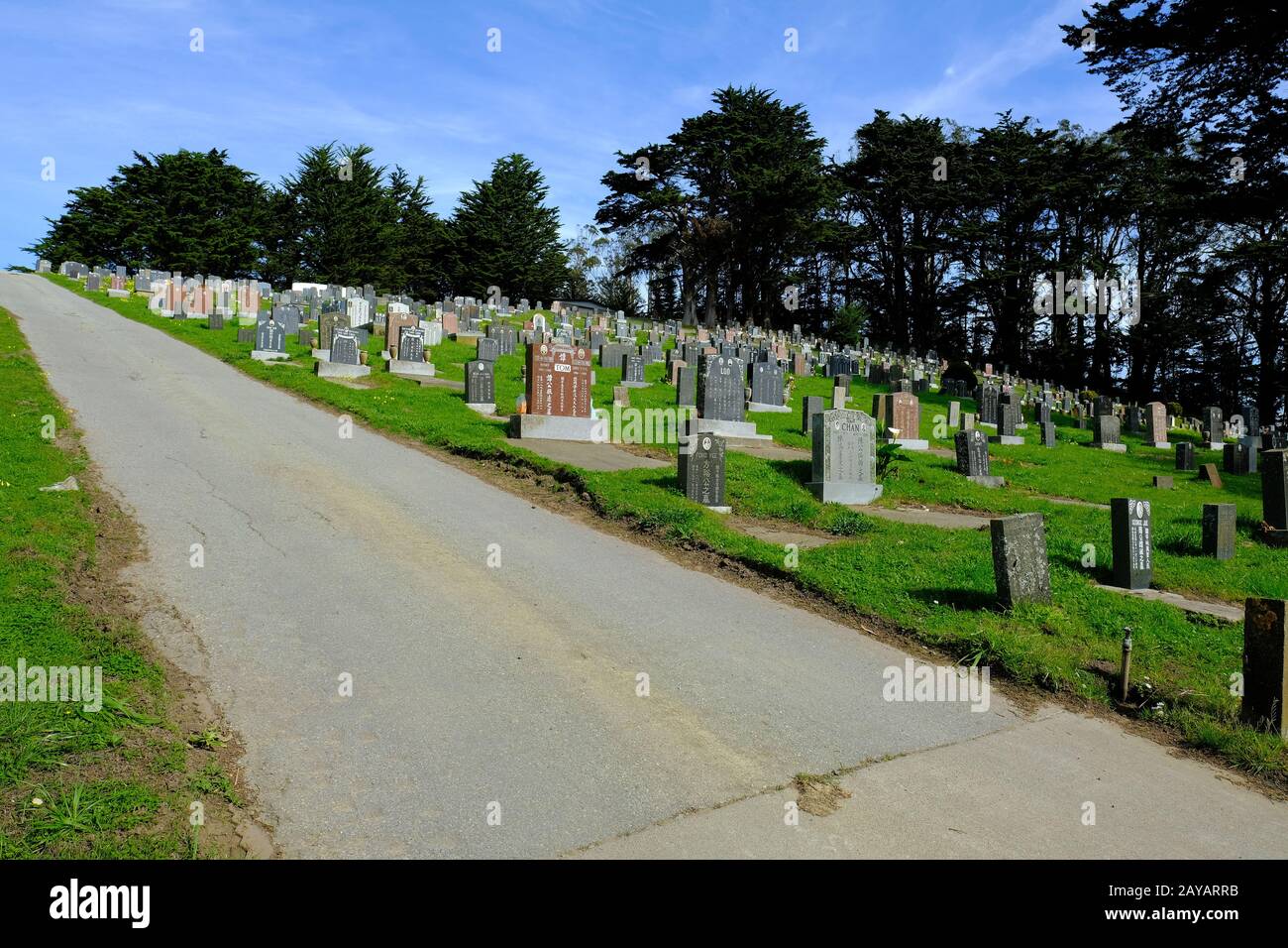 Lapidi presso il Cimitero Cinese di Daly City, California, in una giornata di sole; il più antico cimitero Cinese nell'area della Baia di San Francisco; il patrimonio Cinese. Foto Stock