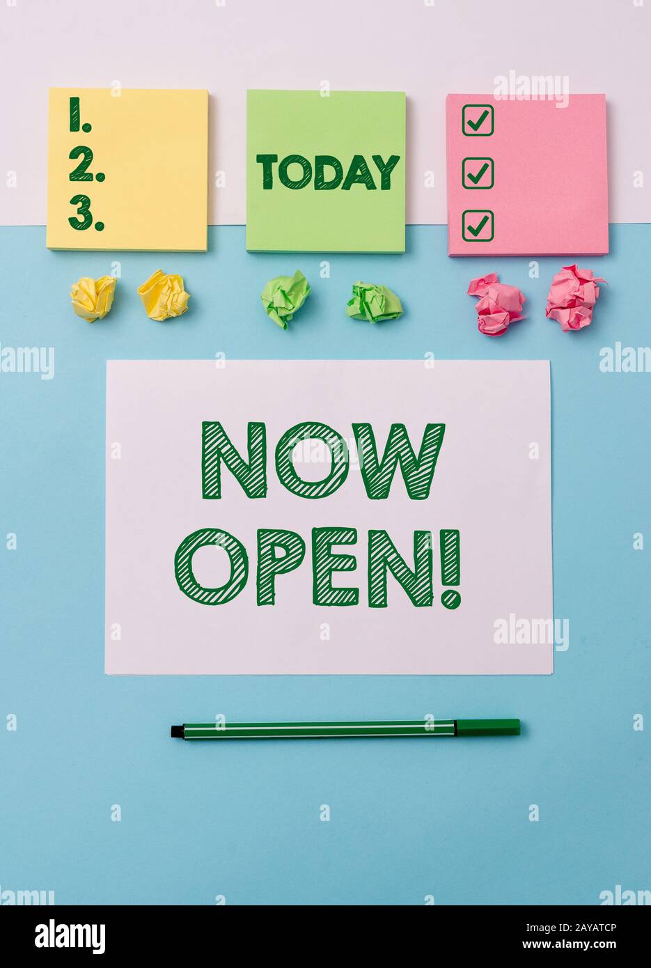 Nota di scrittura che mostra ora aperta. Foto di lavoro in mostra lasciare la porta o le finestre non chiuse o bloccate in questo momento Nota pa Foto Stock