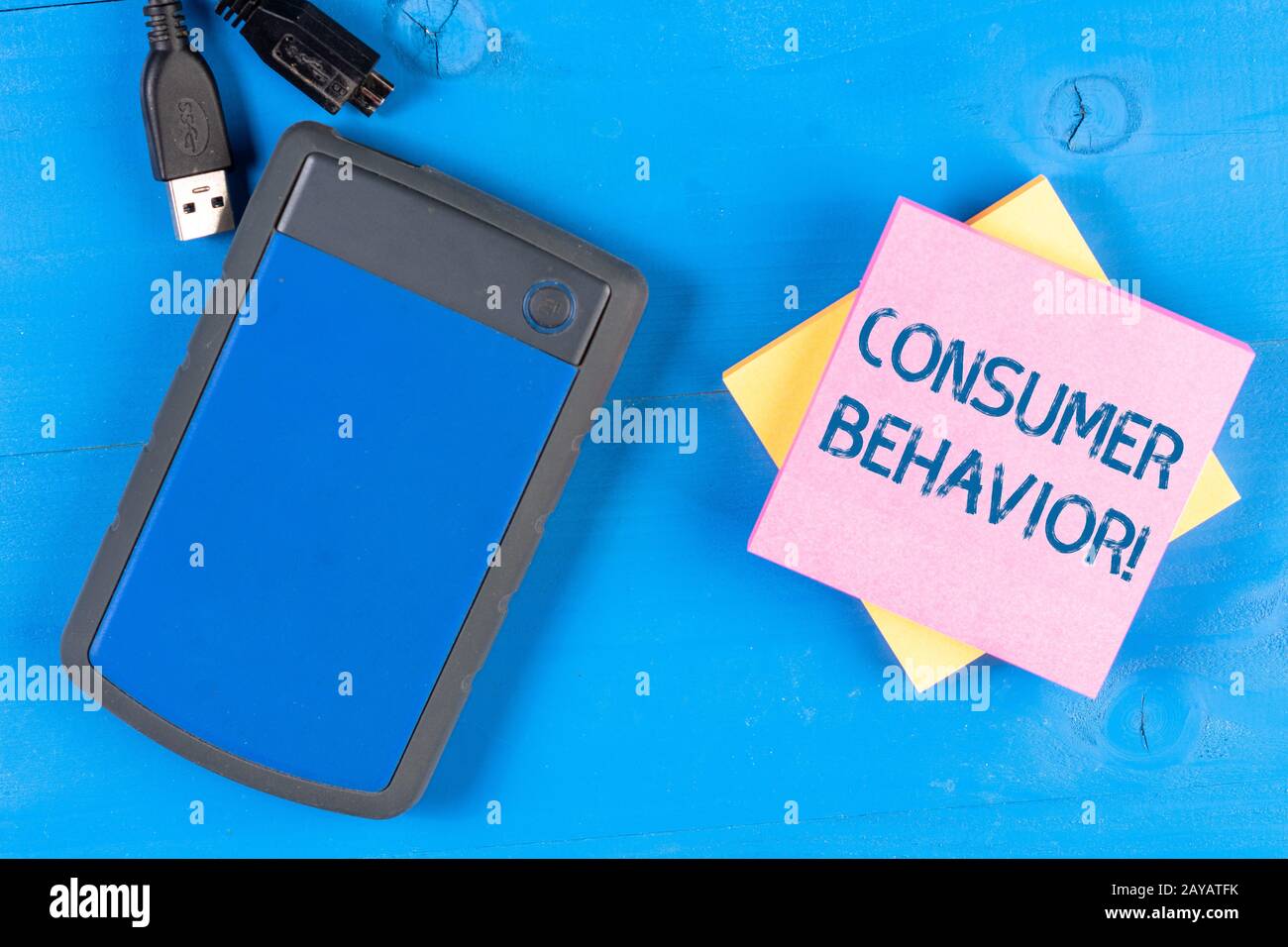 Nota di scrittura che mostra il comportamento del cliente. Foto di lavoro che mostra lo studio di come i singoli clienti interagiscono con il marchio Ele Foto Stock
