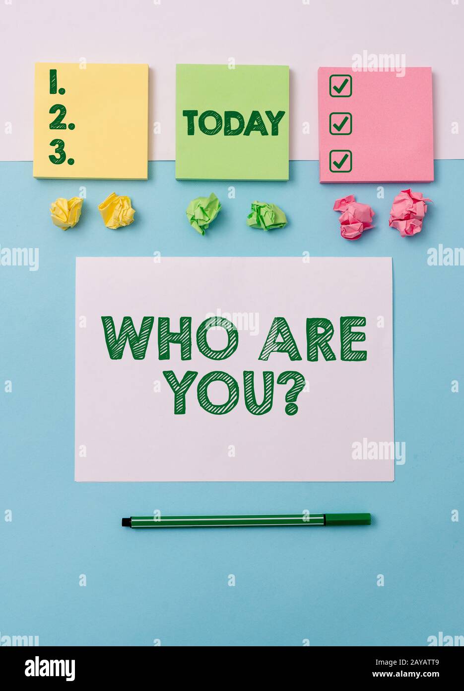 Nota di scrittura che mostra chi sei la domanda. Foto di affari che mostra chiedere a qualcuno identità o dimostratingal informatio Foto Stock