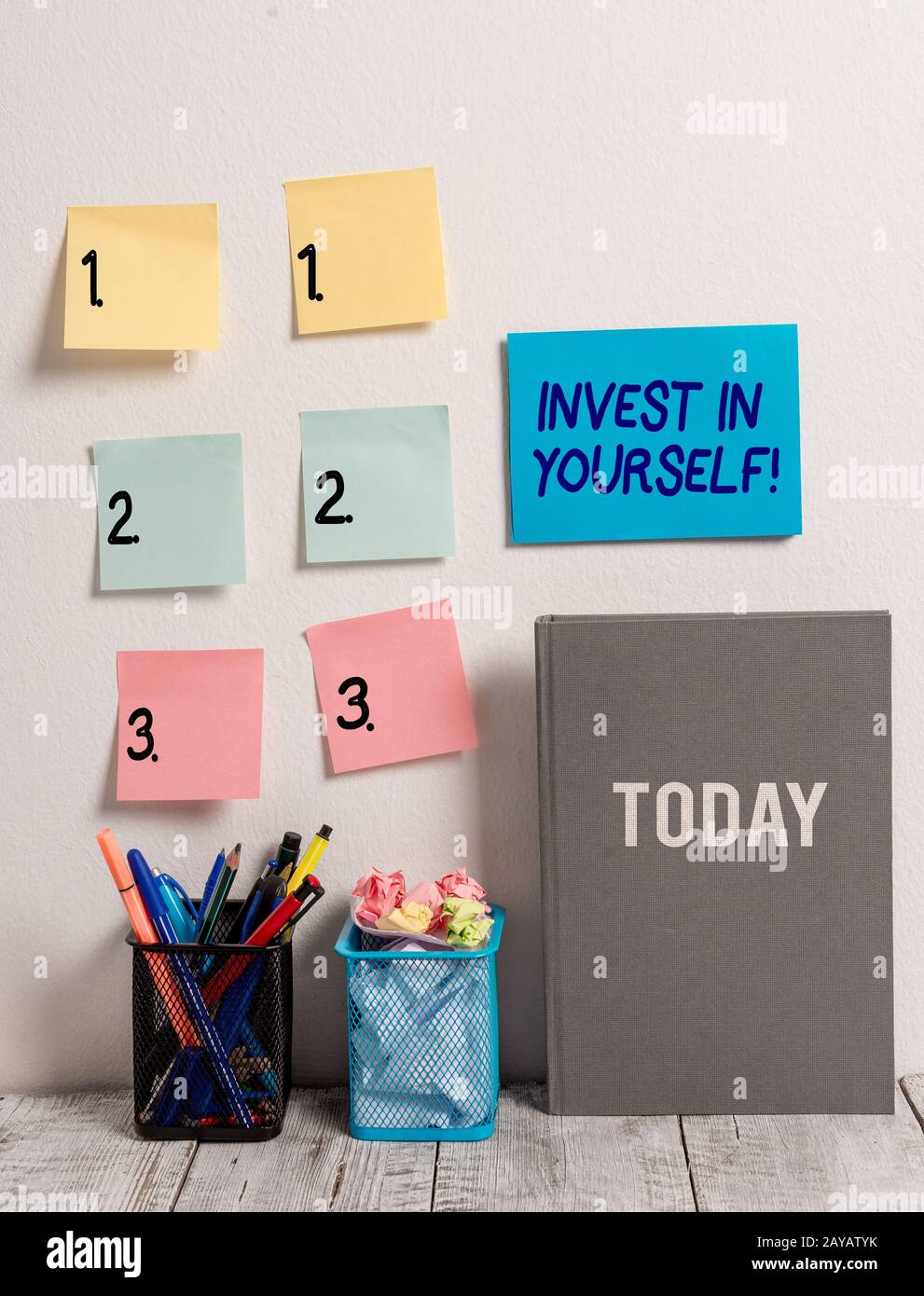 Cartello con la scritta Invest in Yourself. Foto concettuale imparare nuove cose o materiali rendendo così il vostro lotto migliore. Foto Stock