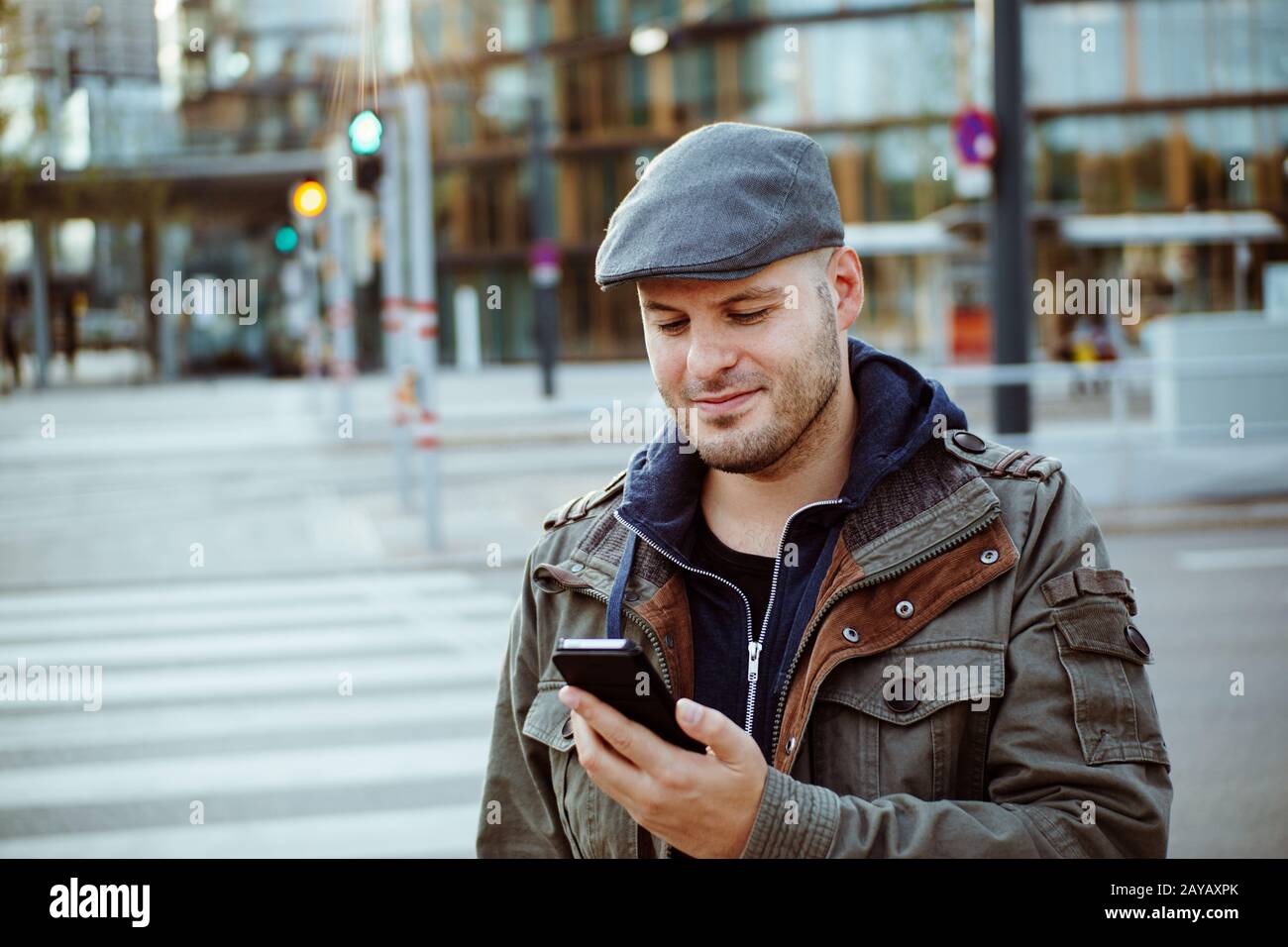 Uomo che comunica con il suo cellulare nella sua vita urbana. Comunicazione Foto Stock