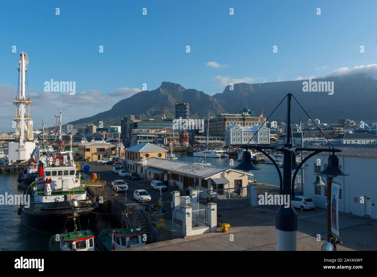 Vista del Vecchio Porto Captain's Building (1904) e torre dell'orologio al V & A Waterfront a Città del Capo, Sud Africa con Table Mountain nel backgroun Foto Stock