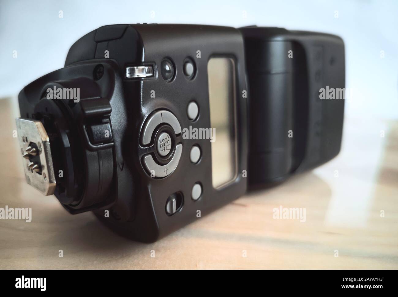 Accessori per fotocamera: Flash moderno sulla fotocamera. Primo piano presentato. Foto Stock