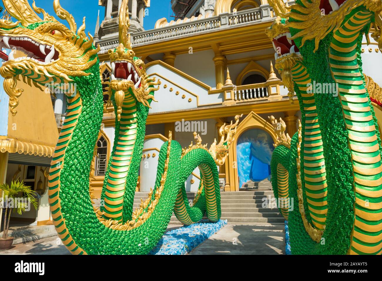 Statue di draghi verdi al tempio in Thailandia Foto Stock