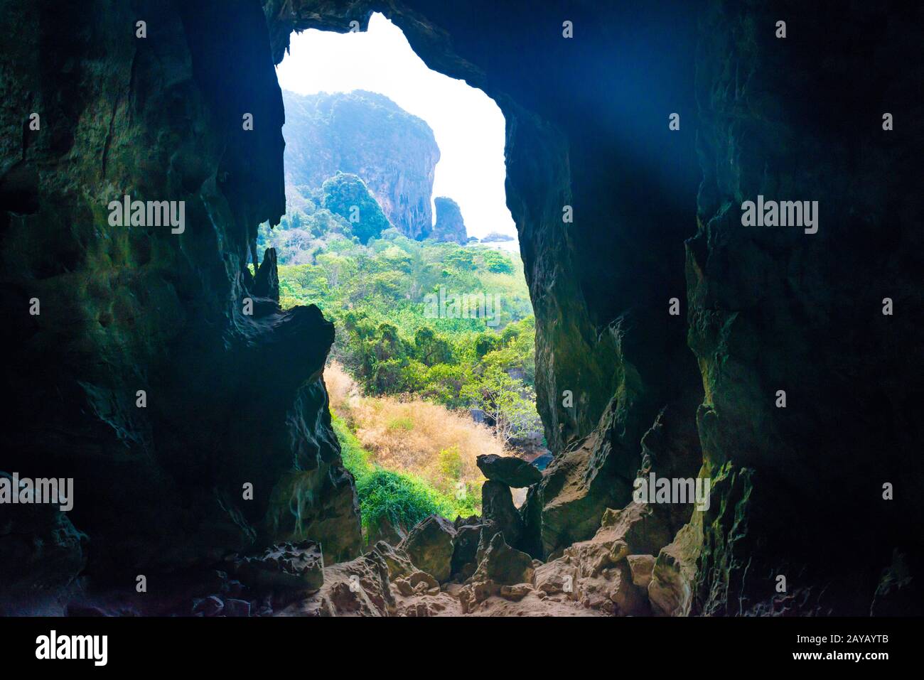 Ingresso della grotta natirale, vista dall'interno Foto Stock