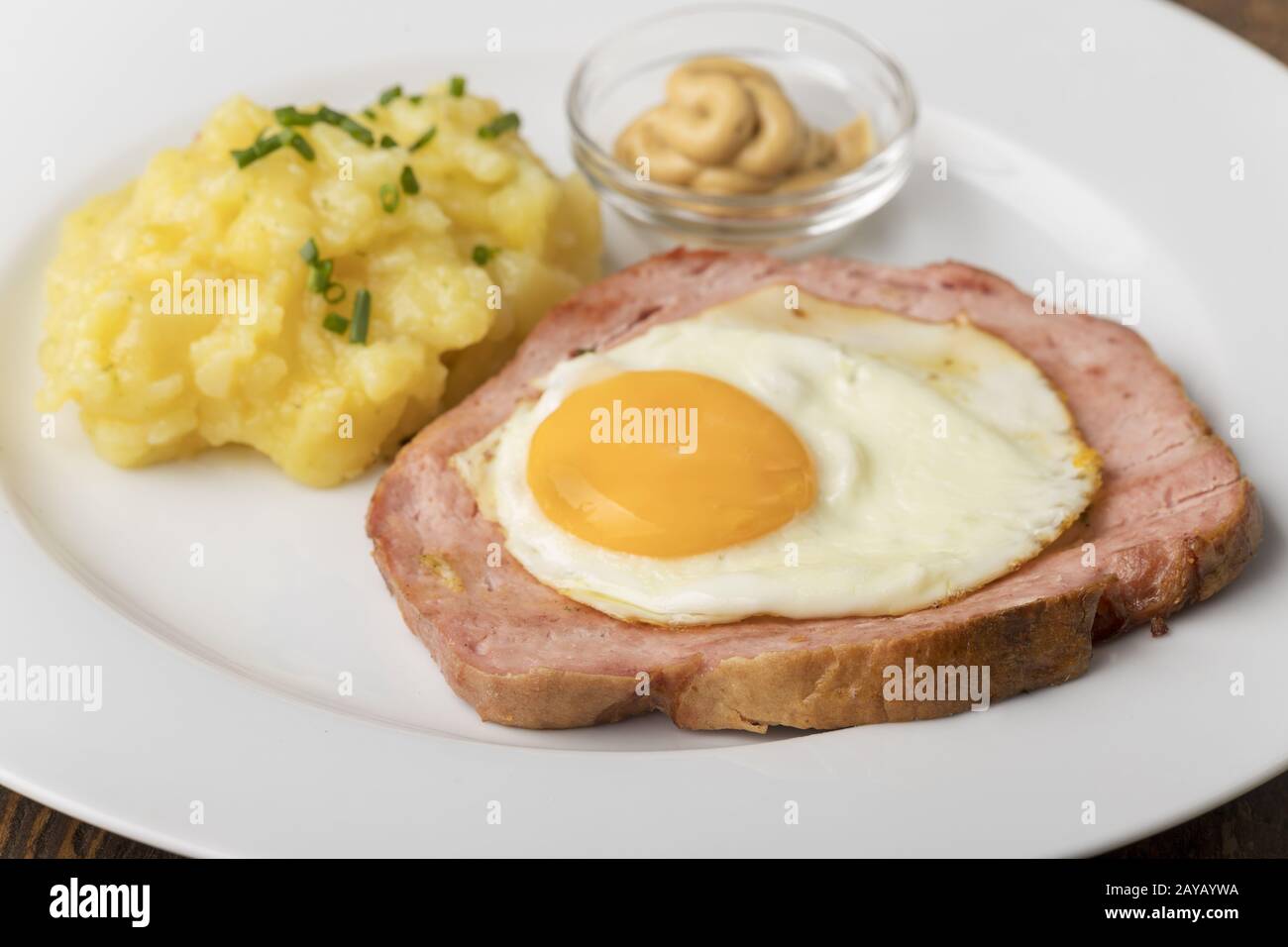 Uno spuntino tipico bavarese di Leberkaese con insalata di patate Foto Stock