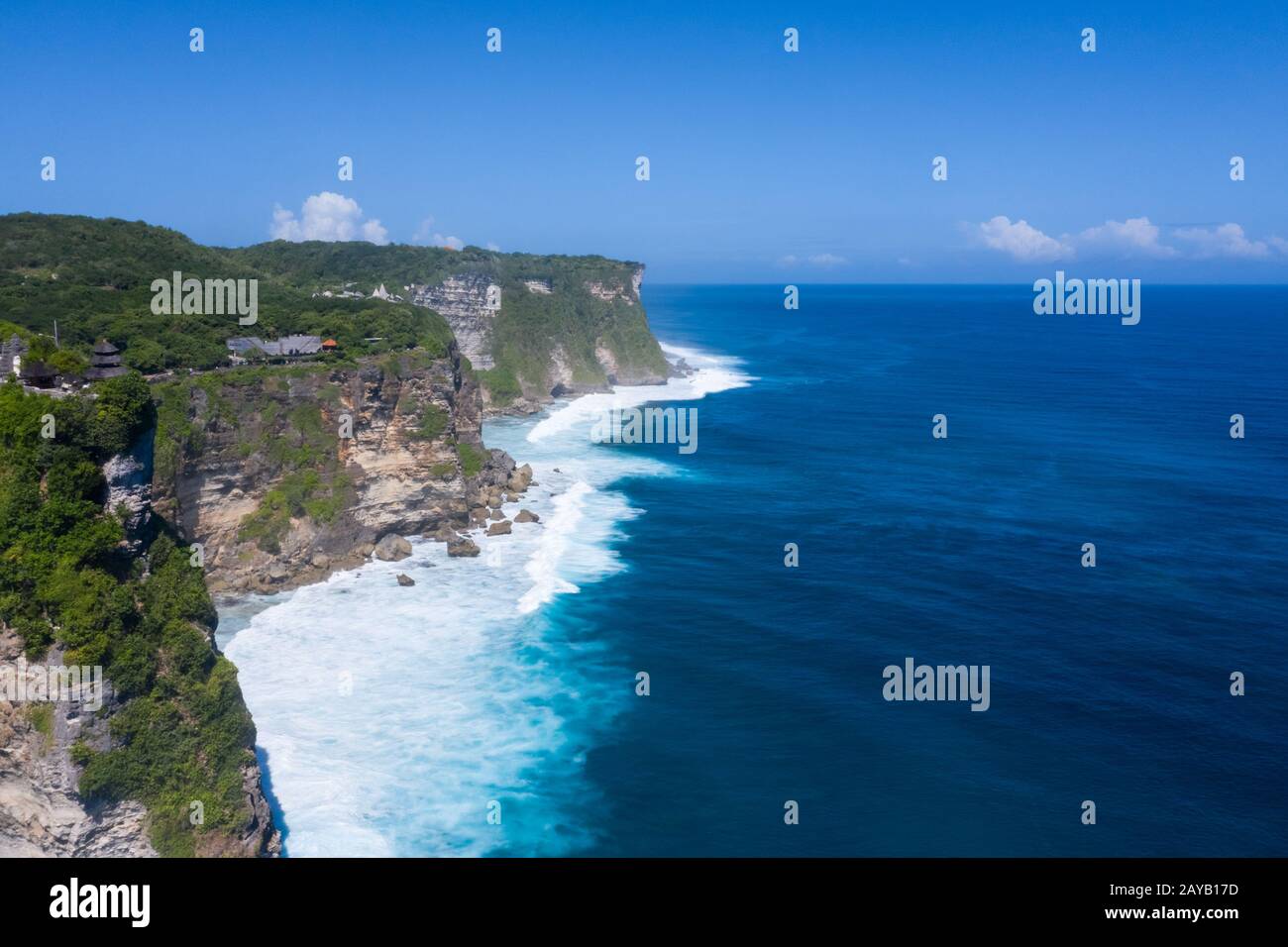 bellissima scogliera di uluwatu con mare blu Foto Stock