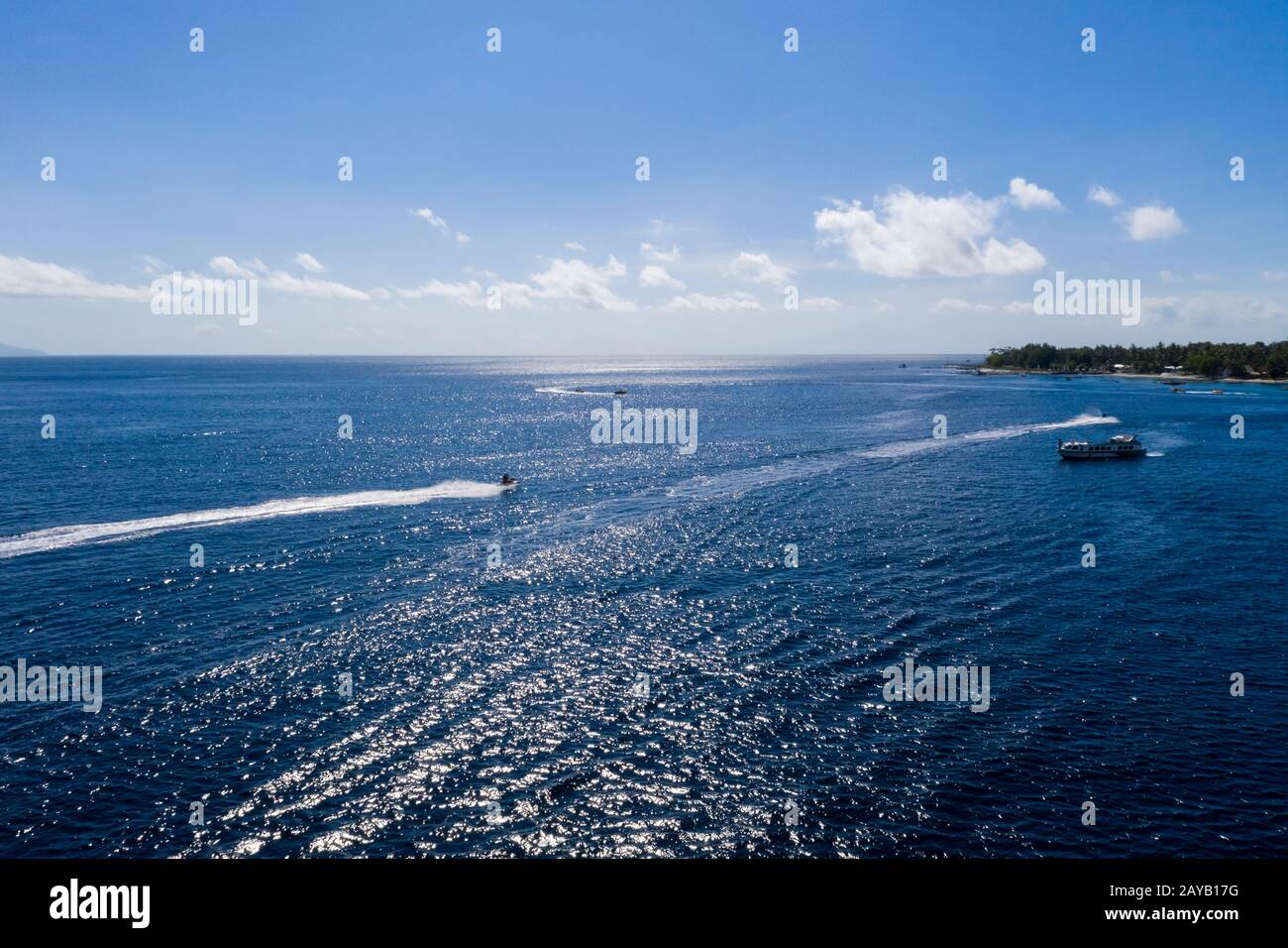 vista mare blu sull'isola di bali Foto Stock