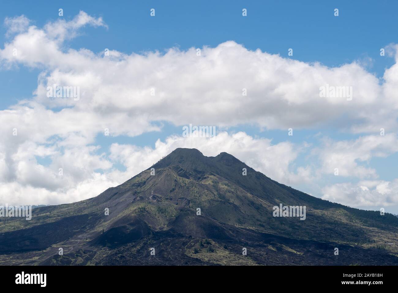 Monte Agung vulcano contro un cielo blu Foto Stock