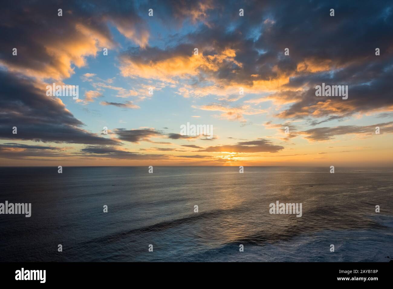 bellissimo tramonto bagliore sul mare Foto Stock