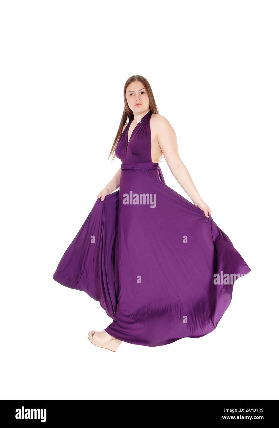 Ragazza adolescente in piedi nel suo lungo vestito di borgogna Foto Stock