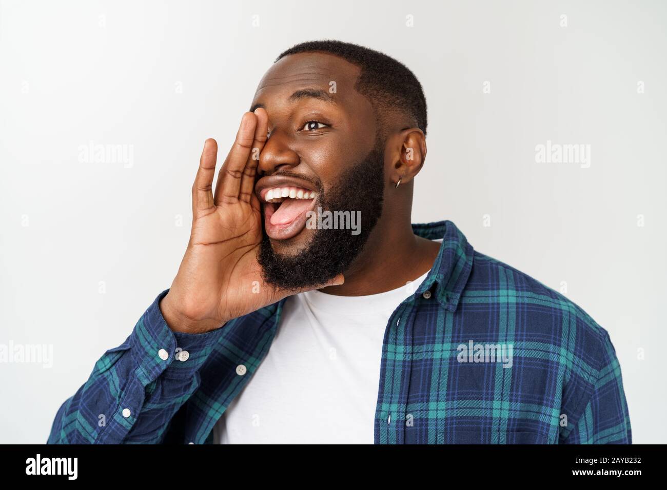Giovane uomo afro-americana gridando. Gridare. Emotional Man urlando. Le emozioni umane, espressione facciale concetto. Foto Stock