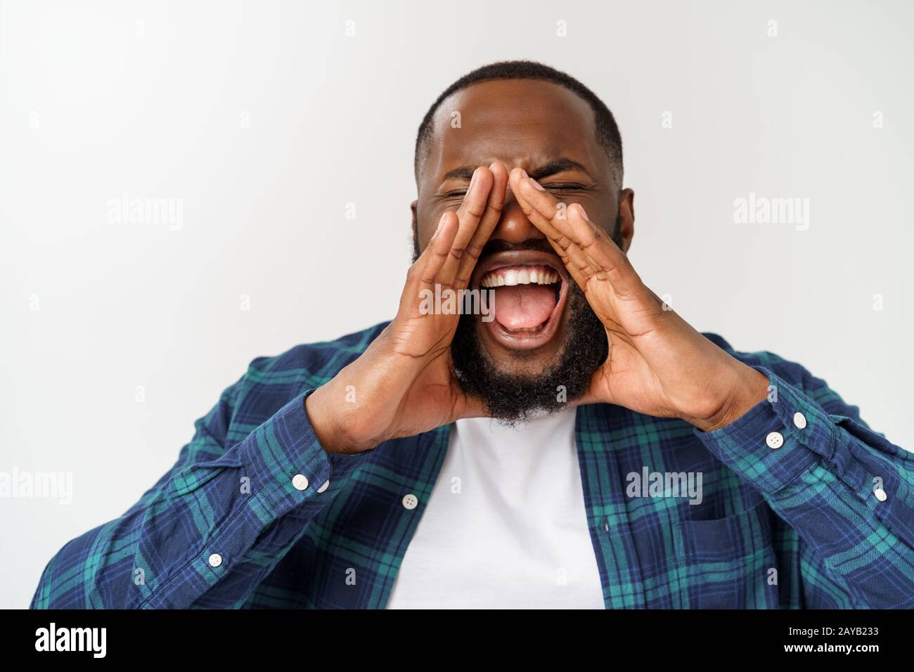 Giovane uomo afro-americana gridando. Gridare. Emotional Man urlando. Le emozioni umane, espressione facciale concetto. Foto Stock