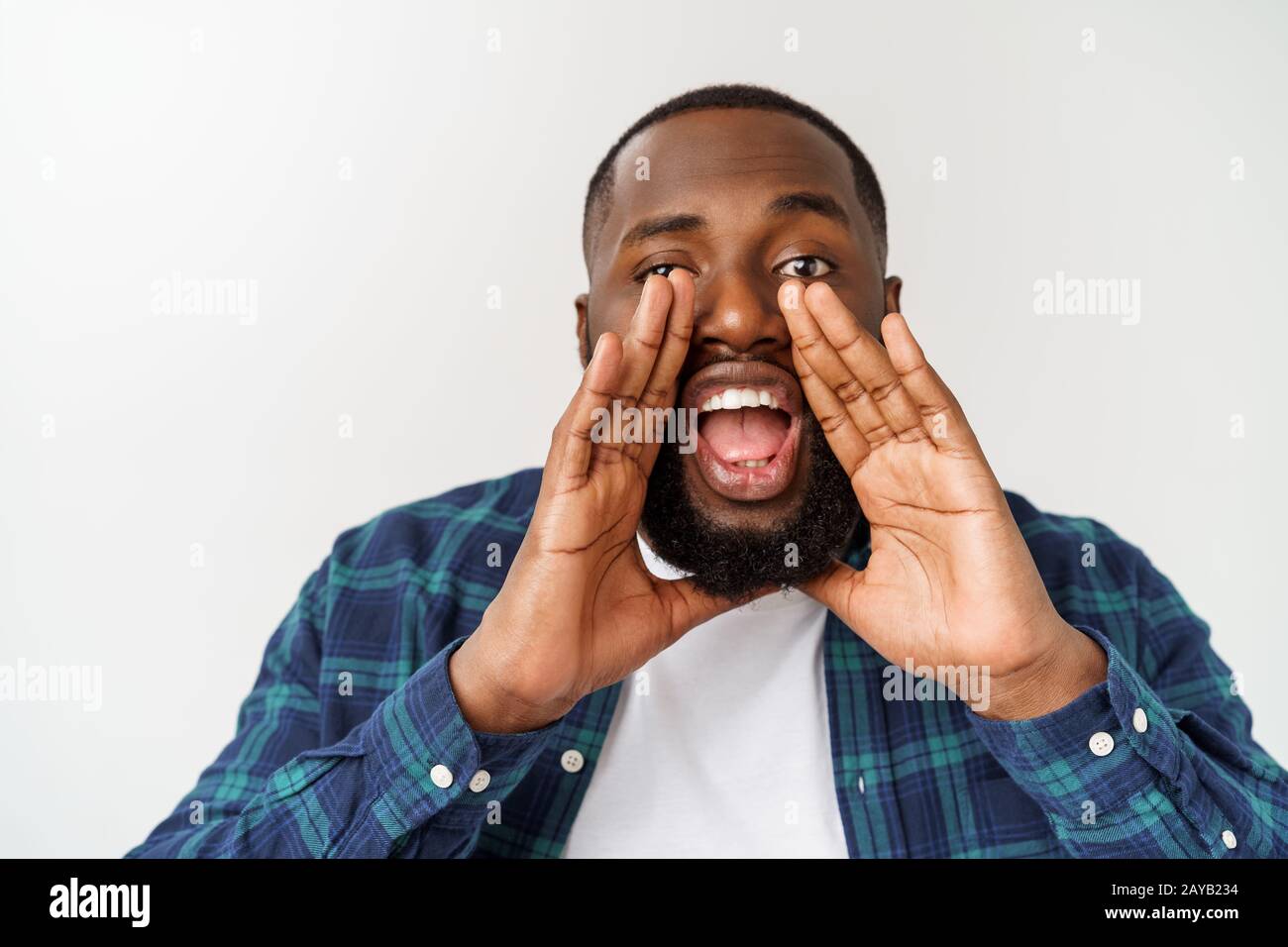 Giovane uomo afro-americana gridando. Gridare. Emotional Man urlando. Le emozioni umane, espressione facciale concetto. Foto Stock