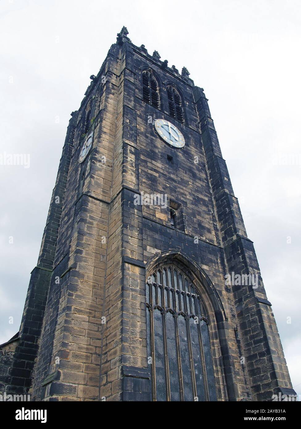 la torre e l'orologio di halifax minster una chiesa medievale nel west yorkshire Foto Stock
