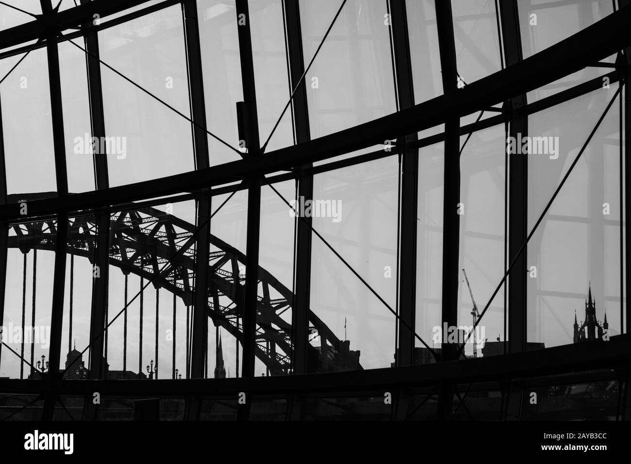 Newcastle City Skyline attraverso le finestre di Sage Gateshead con Tyne Bridge e altri edifici dalla vista silhoueted Foto Stock