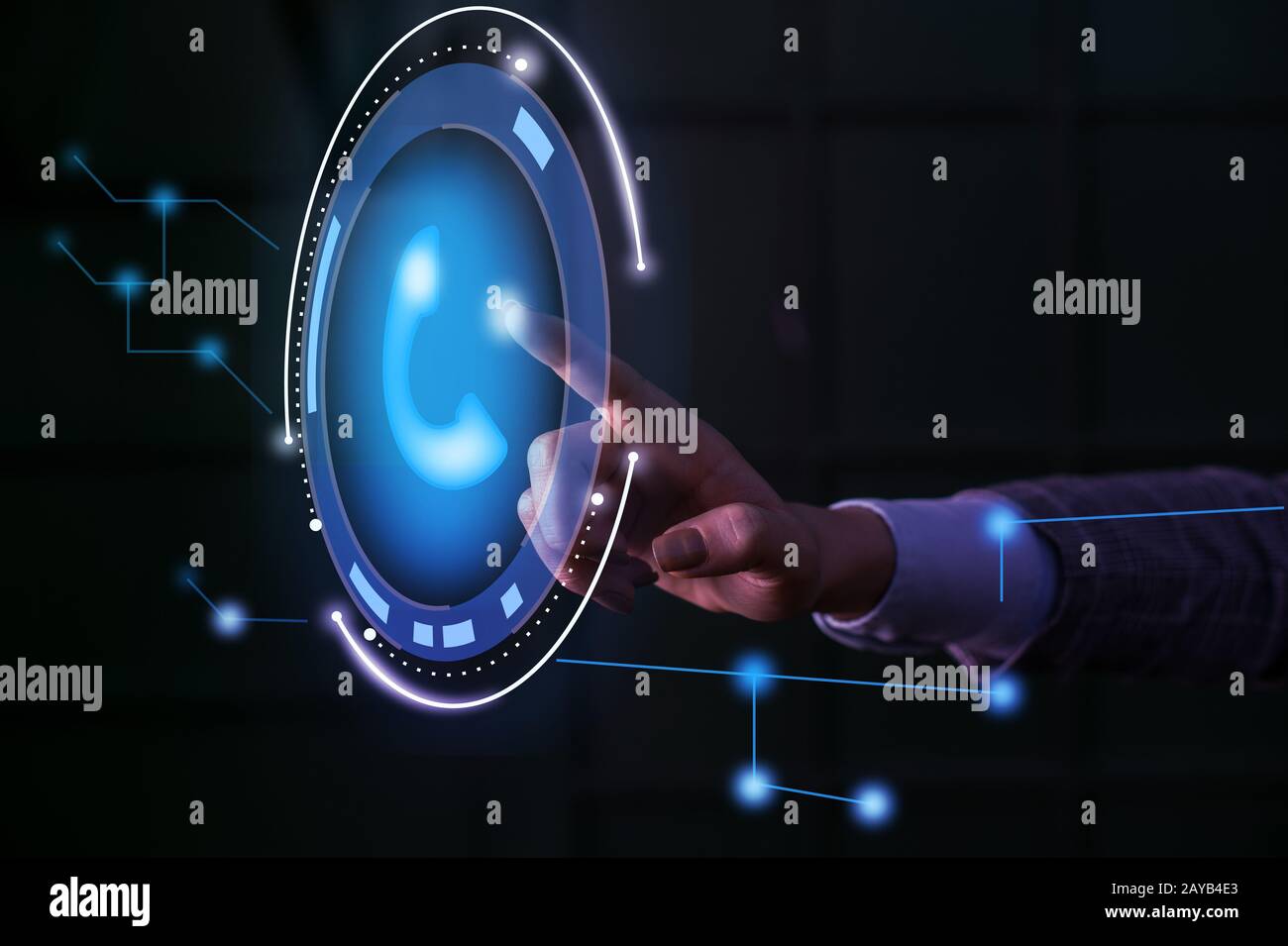 Businessman che fa clic sull'icona del contatto in tempo reale. Servizio clienti call center contattaci Concept. Lady fronte che presenta mano blu bagliore Foto Stock