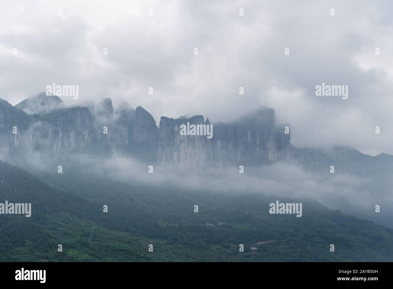 enshi grand canyon in nebbia nuvolosa Foto Stock