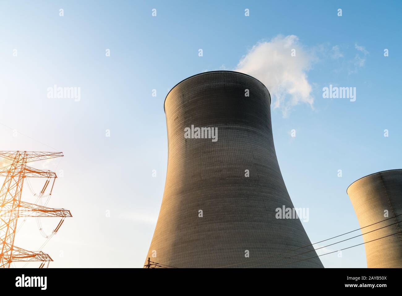 Torre di raffreddamento al crepuscolo Foto Stock