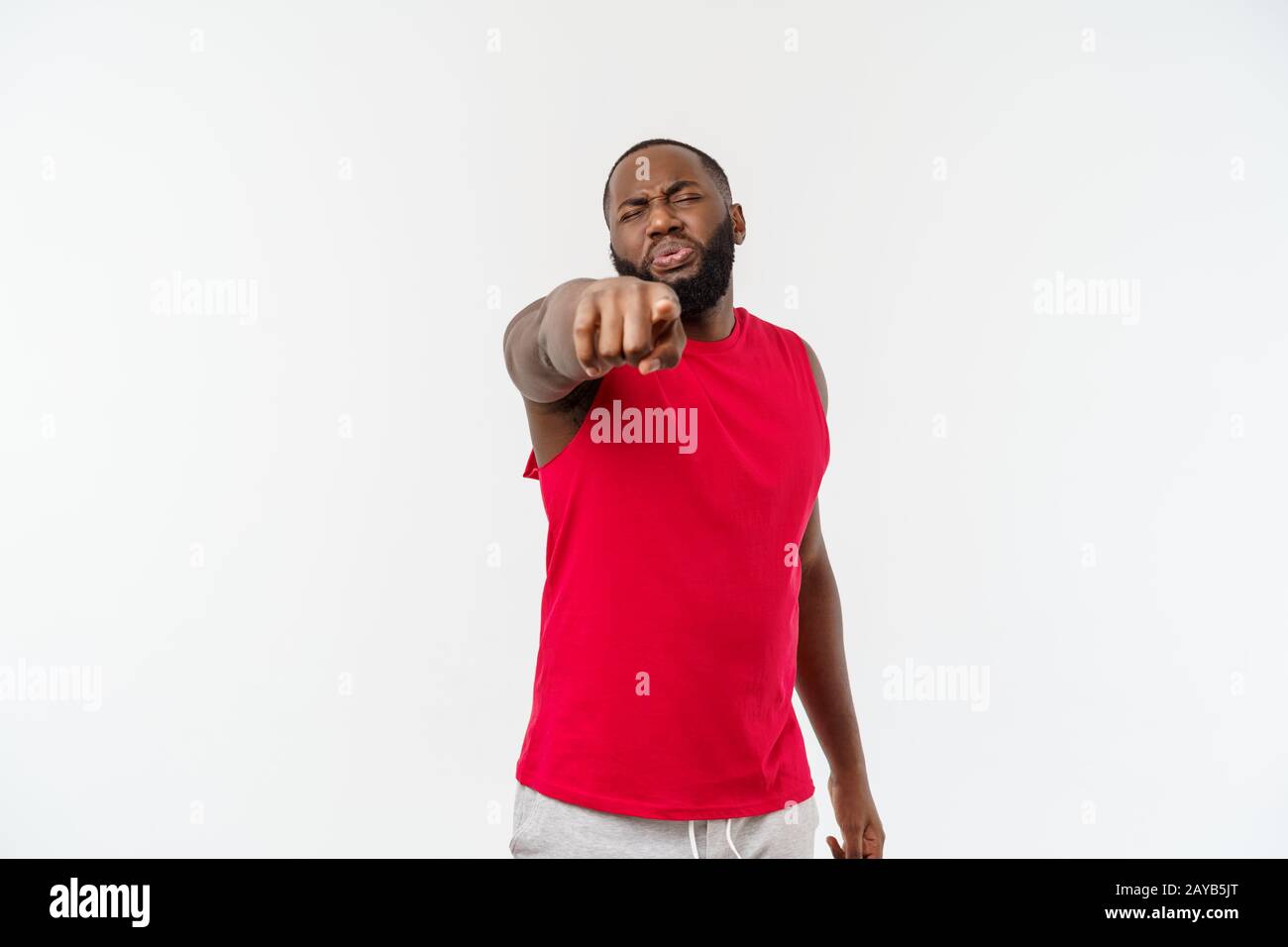 Young sport americano africano uomo infelice e frustrato e dita di puntamento Foto Stock