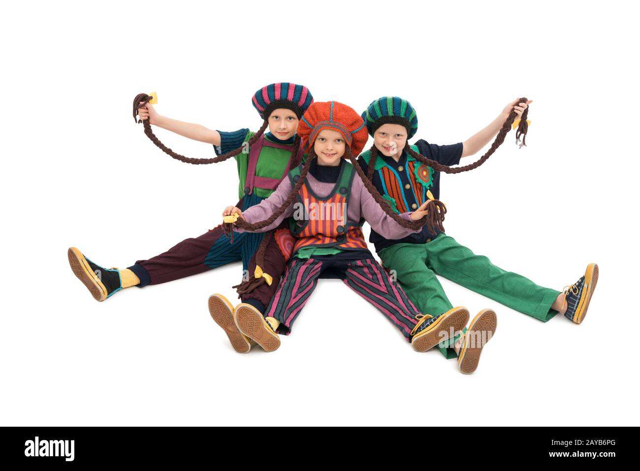 Ragazze in costumi colorati e cappelli vista isolata Foto Stock