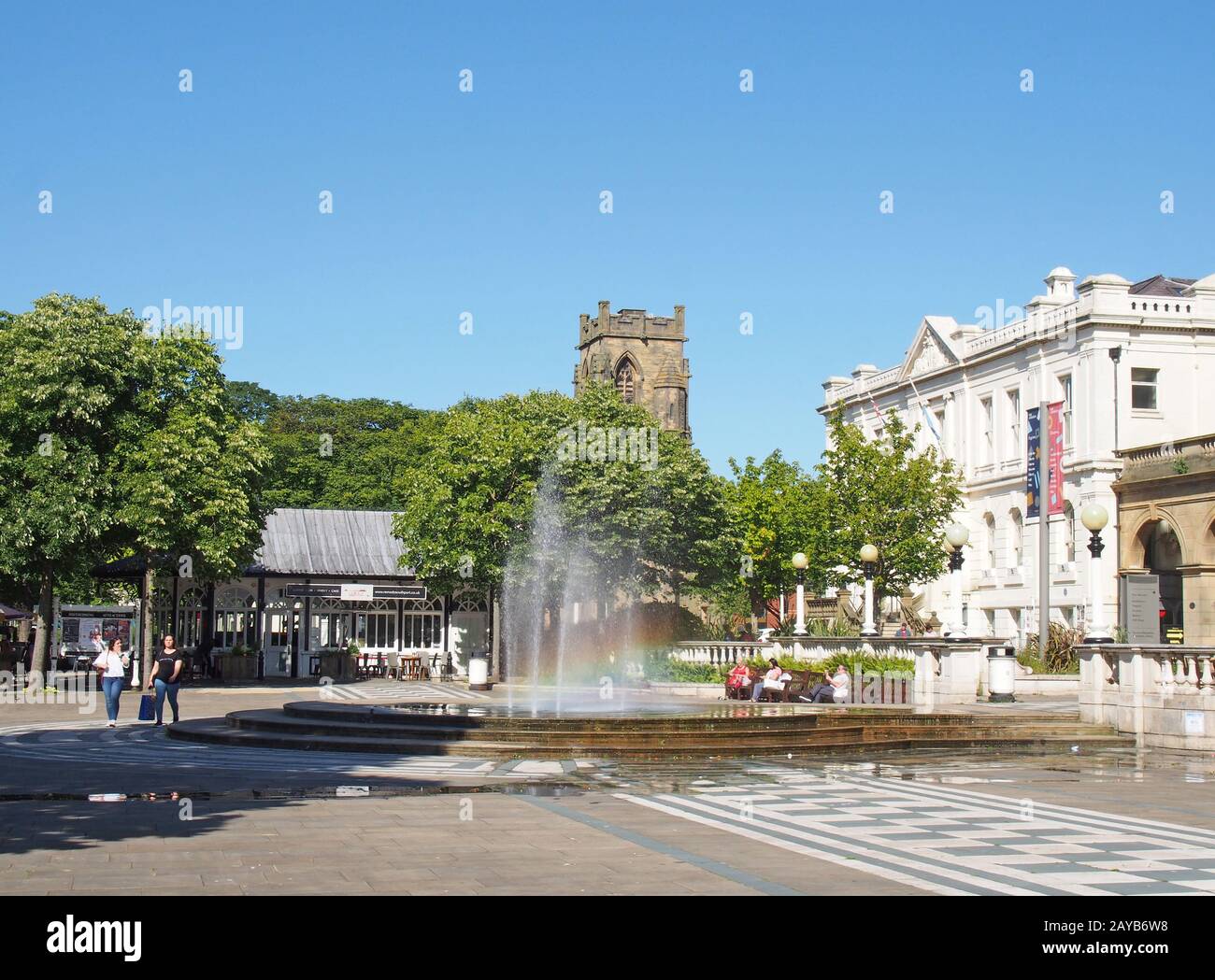 una vista sulla strada della piazza e dell'edificio del caffè con il municipio a southport merseyside Foto Stock