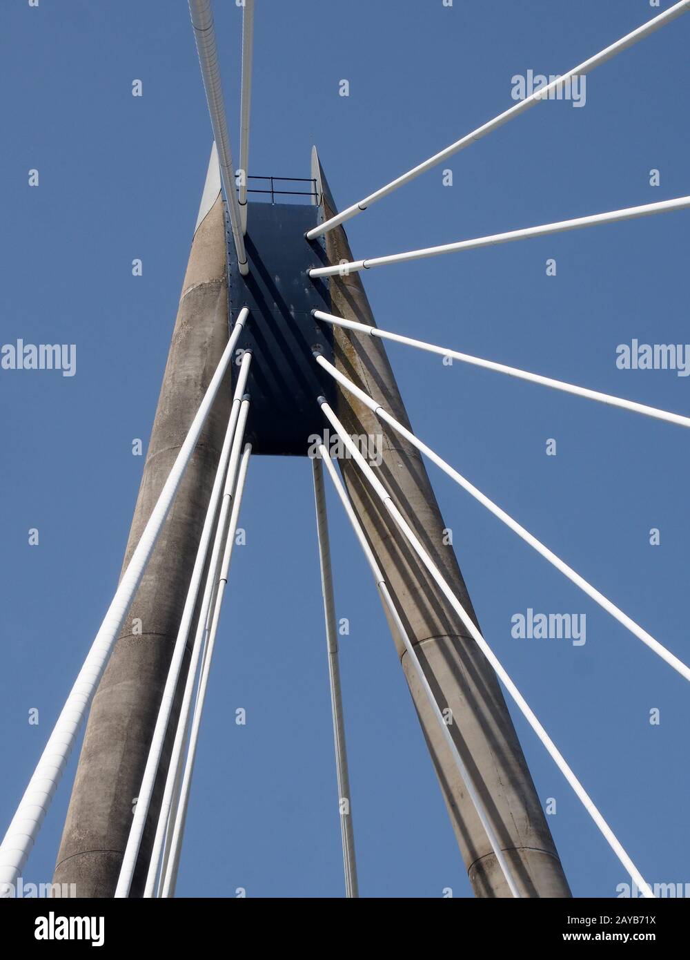 una vista della torre e dei cavi sul ponte sospeso marine way a southport merseyside contro un cielo blu estivo Foto Stock