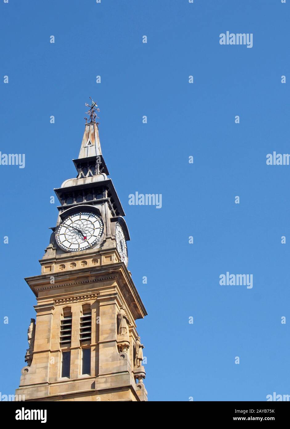 la torre ornata dell'orologio del 19 ° secolo storico edificio atkinson a southport merseyside contro un cielo blu estate Foto Stock