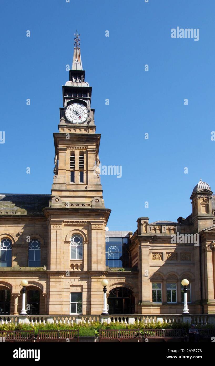 thea vista strada dello storico edificio atkinson su lord street southport con torre dell'orologio alta contro un cielo blu estivo Foto Stock